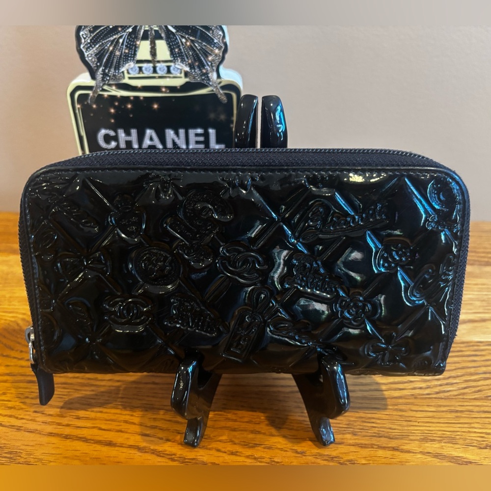 CHANEL MADEMOISELLE BIARRITZ PATENT LEATHER BLACK WALLET w/COA CARD